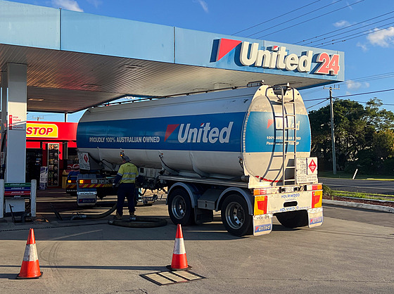 Cisterna spolenosti United Petroleum dodává benzin do erpací stanice...