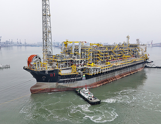 Plovoucí za�ízení pro skladování ropy vyplouvá s pomocí remorkér� ze základny...