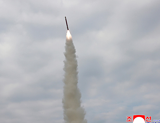 Severní Korea zku�ebn� odpálila n�kolik st�el s plochou dráhou letu do mo�e u...