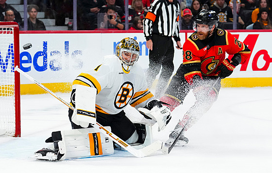 Jeremy Swayman zasahuje, v brankovi�ti ho ohro�uje Claude Giroux.