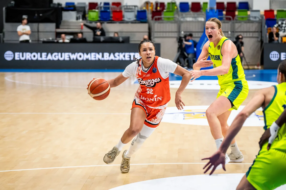 Tima Pouyeová hledá cestu do koe USK.