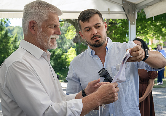 Radim Ivan z platformy Cesko plus daruje prezidentovi ponozky.pi setkání...