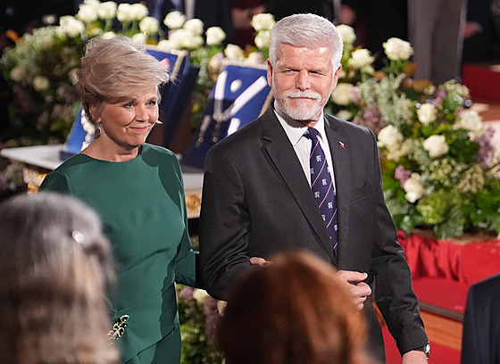 Prezident Petr Pavel pichází s manelkou na pedávání státních vyznamenání....