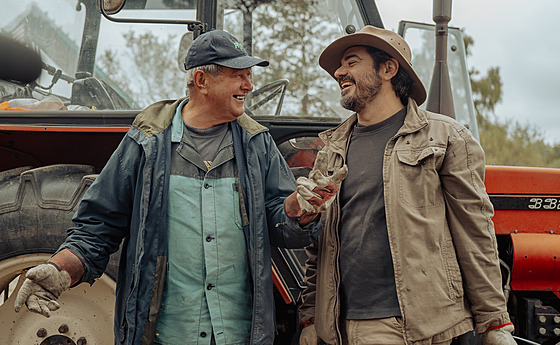 Pan Kavka má svatou trplivost a se svými stroji Vojtovi nejen hodn pomáhá,...