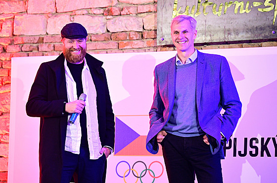 Hokejista Jakub Vorá�ek a p�edseda �eského olympijského výboru Ji�í Kejval na...