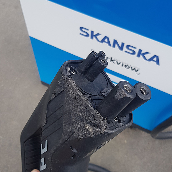 Pokozená dobíjecí stanice PRE v Praze