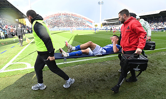 Zran�ný Ji�í Sláma (Olomouc) odná�en na nosítkách z h�i�t�.