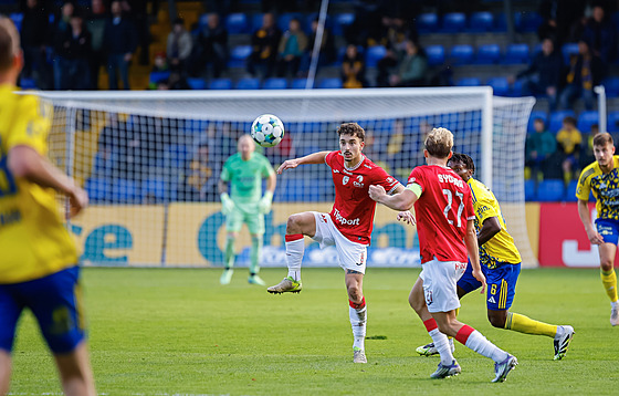 Vojt�ch Patrák (Pardubice) zpracovává mí� v zápase se Zlínem.