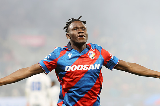 Prince Adu (Viktoria Plze�) oslavuje gól ve 24. minut� proti Baníku Ostrava.