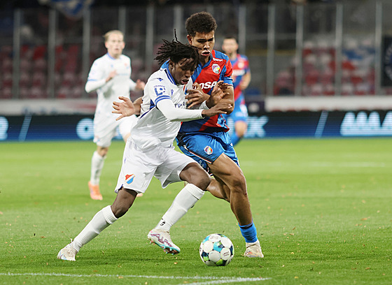 Christophe Kabongo (vpravo) bránící Abdullahio Bewenea z Baníku Ostrava.