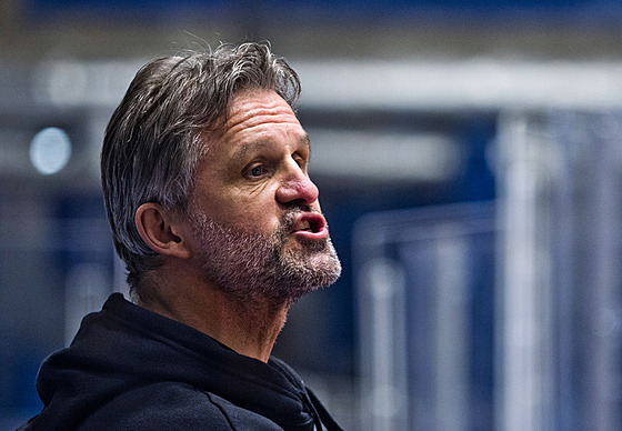 Kladno, 24. 10. 2025. Rytí�i Kladno - HC Olomouc. Trenér host� Róbert...