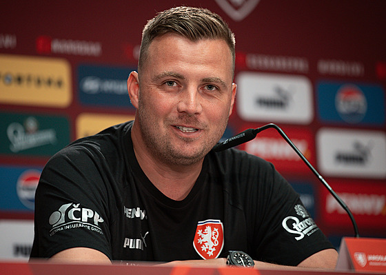 Asistent trenéra Jaroslav Köstl na tiskové konferenci v rámci fotbalového...