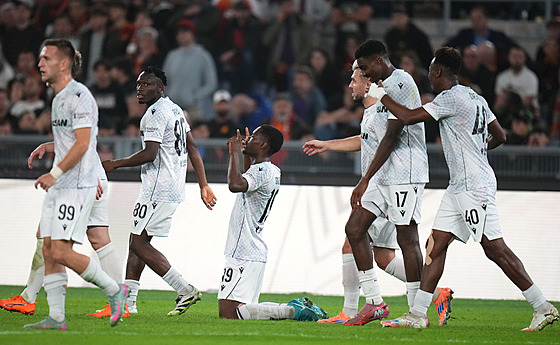 Fotbalisté Plzn� oslavují gól v zápase Evropské ligy proti AS �ím.