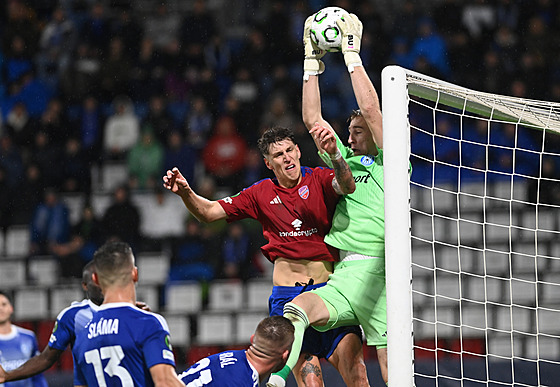 Zákrok branká�e Jana Koutného v duelu Konferen�ní ligy mezi Olomoucí a Rakówu...