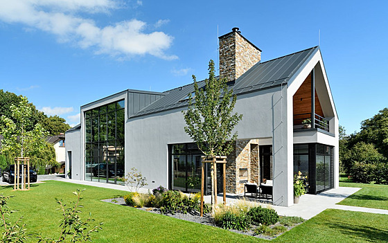 Vizuáln nejvýraznjí prvek exteriéru domu pedstavuje velkoformátová fixní...