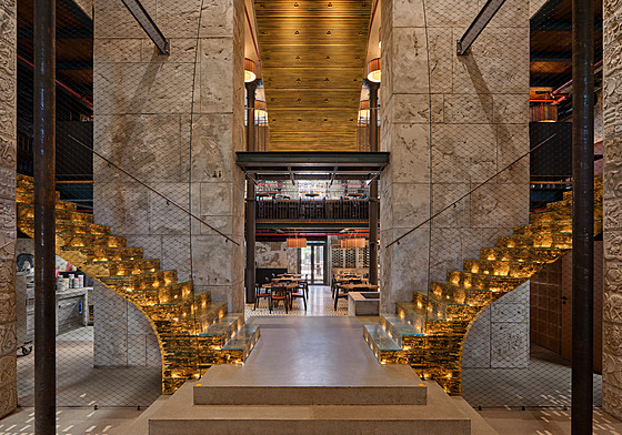 Unikátní je pedevím materiálové, a tím i vizuální eení stup schodit....