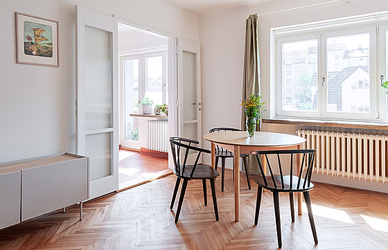 V obývacím pokoji jsou repasované parkety.