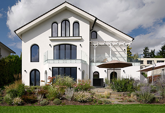 Prostorný dm z 90. let nese prvky podnikatelského baroka. Postupn vak...