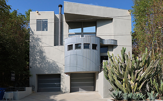 Dm psobí a futuristickým dojmem.