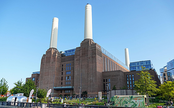 Battersea Power Station je vy�azená uhelná elektrárna na ji�ním b�ehu �eky...