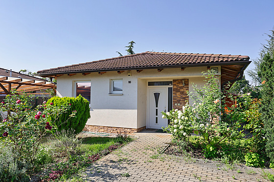 Bungalov romanticky obklopují vzrostlé re.