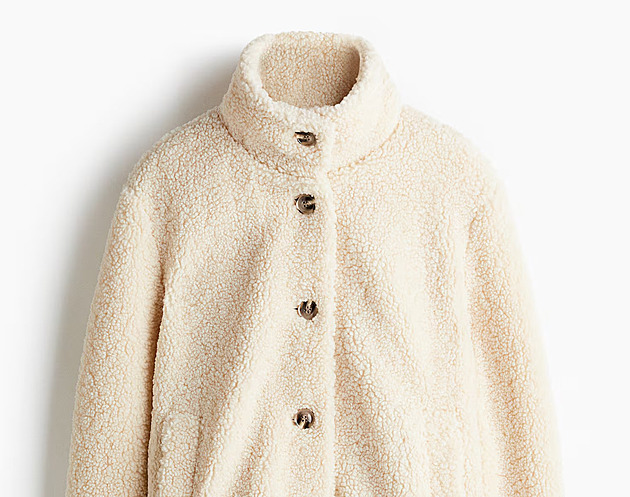 V teple a šik. S plyšovým kabátkem vás letos mrazy nepřekvapí