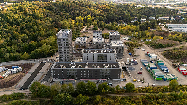 V nové brnnské tvrti Pod Hády dlníci dokonují první etapu se 167 byty. Noví...