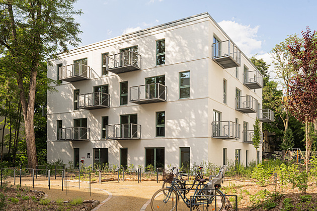 Jinde se jen plánuje, v Berlíně se už bydlí. Díky bytovkám z dřevěných modulů