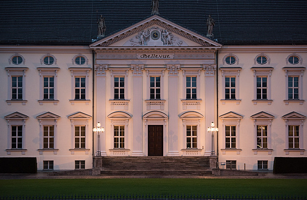 Německý prezident se musí vystěhovat, pryč musí i talíře či misky na salát