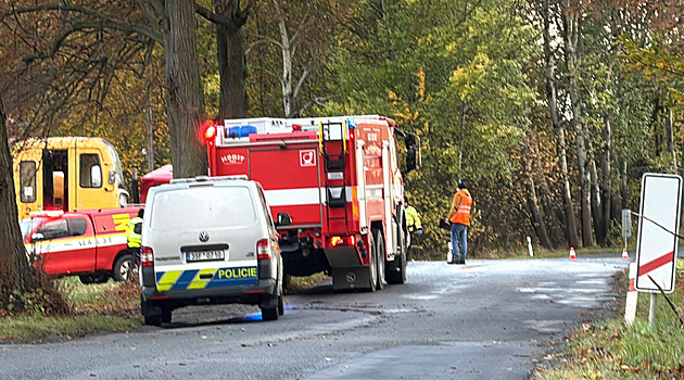 Při srážce s náklaďákem u Příbrami vykolejil vlak, zpět na trať ho vrátí v úterý