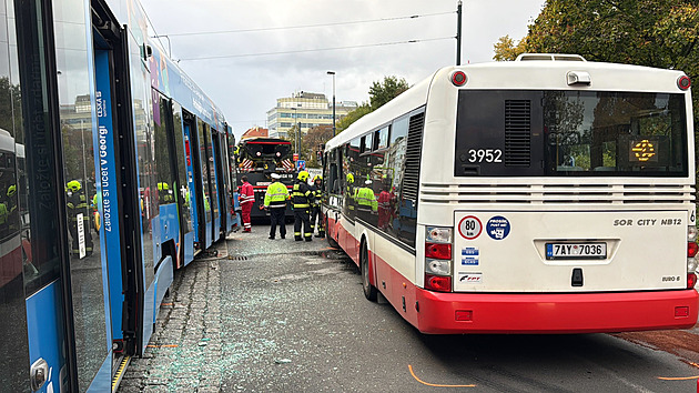 Po srážce s autobusem vykolejila v Praze tramvaj. Hasiči evakuovali 50 cestujících