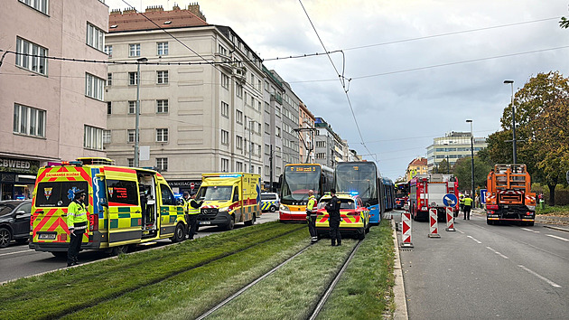 Po srážce s autobusem vykolejila v Praze tramvaj. Hasiči evakuovali 50 cestujících