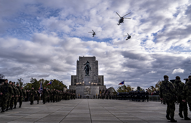 Přání ke státnímu svátku: Nepodléhejme pohádce o hloupých zlých velmocích a moudrých malých národech