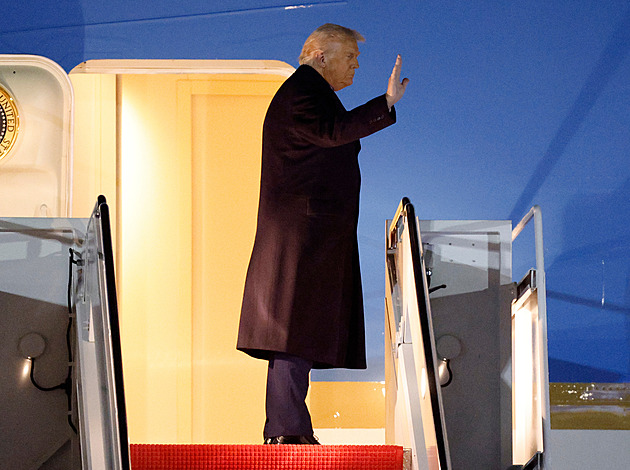 Trump odletěl na cestu po Asii. Chci se sejít s Kimem i čínským prezidentem, řekl