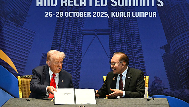 Premiéři Thajska a Kambodže podepsali dohodu o příměří. Asistoval jim Trump