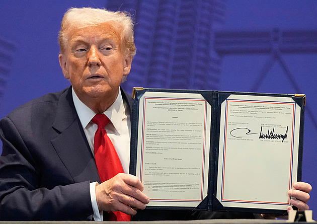 VIDEO: Rozjařený Trump. Na letišti v Malajsii si zatrsal spolu s tanečníky