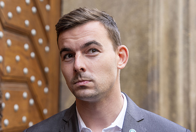 Koalice chce zrušit služební zákon, propouštění úředníků má být snazší