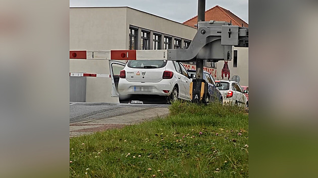 idika hazardovala na pejezdu. Vlaku unikla jen o kousek