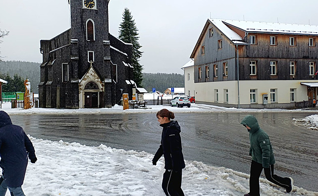 Na Šumavě chumelí, nadšenci už postavili sněhuláka. Silnice jsou sjízdné
