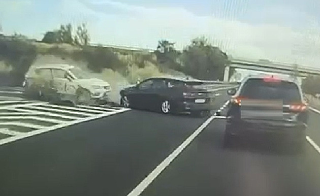 idi blho auta chtl odboit vlevo, ale nedal pednost protijedoucmu vozu.