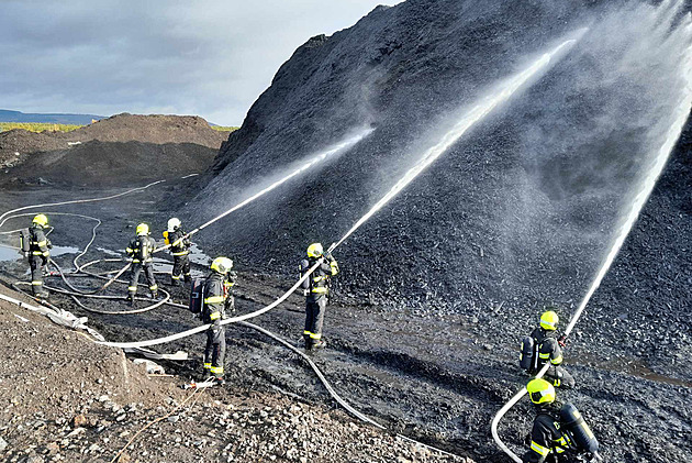 Na skládce Celio u Litvínova vypukl poár tpky. (28. íjna 2025)