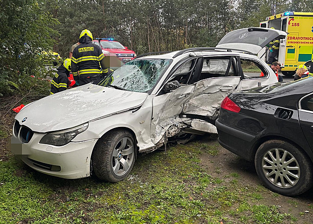 Při srážce u Slaného se zranili nezletilí, auta havarovala také na Mělnicku