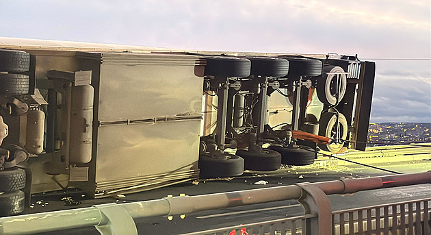 Převrácený kamion blokuje v Praze nájezd na dálnici. Komplikace potrvají hodiny