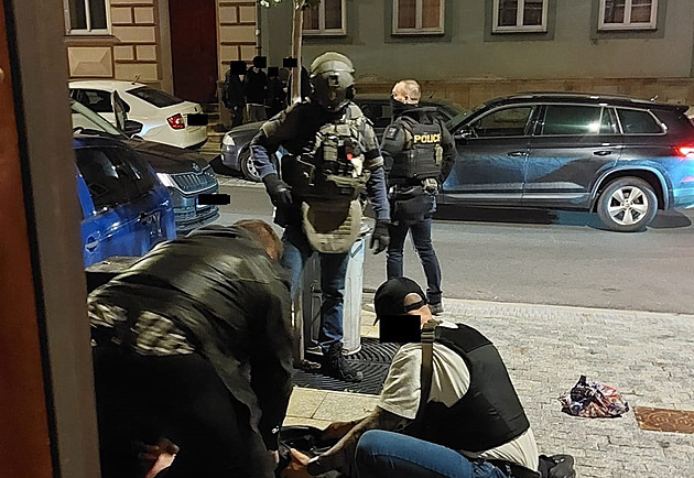Pset kriminalist dopadli za necel tyi hodiny podezelho z loupee. (20. jna 2025)