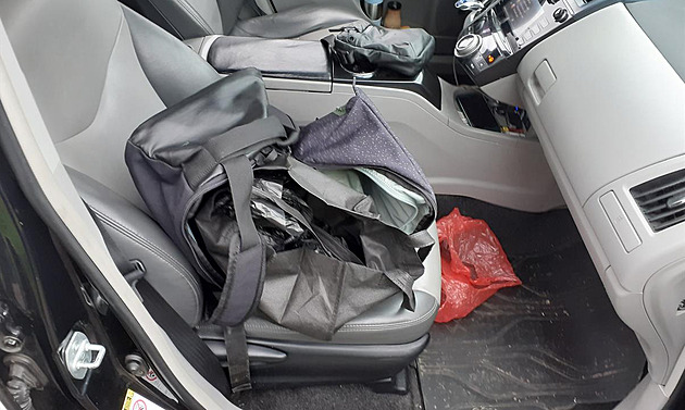 Je to lék na bolest, tvrdil muž celníkům. V autě převážel téměř kilo pseudoefedrinu