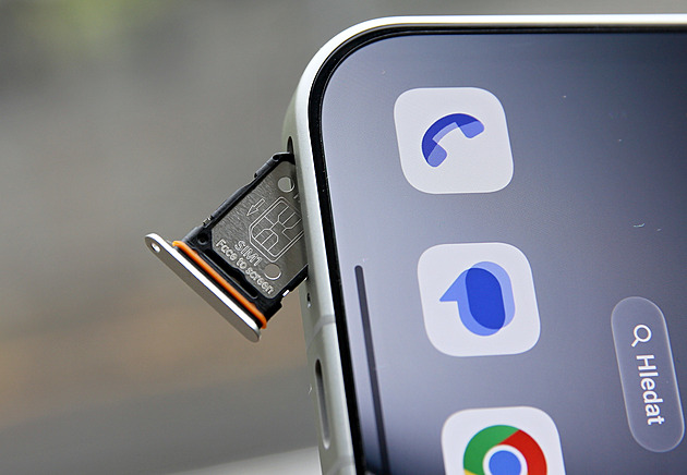 Konec ošizených výdrží? Špičkový mobil s obří baterií míří i do Česka