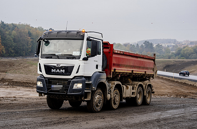 Spolujezdec vystoupil z nákladního auta, vzápětí zemřel pod jeho koly