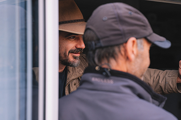 Kotek na farmě bojuje o přežití i plochu pro dům. Příroda je prostě drsná