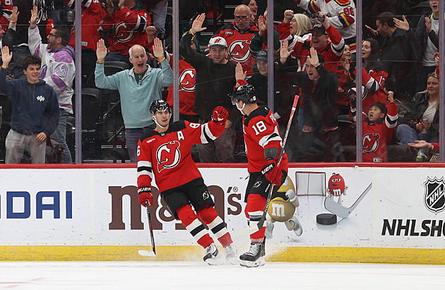 Nehoda na týmové večeři, do konce roku si nezahraje. Hughes se pořezal o skleničku