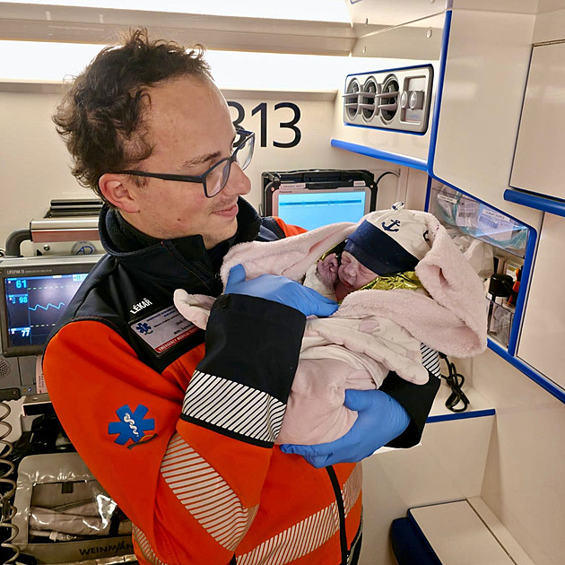 Kdy za maminkou po tet hodin rno dorazili zchrani, bylo jasn, e je na cestu do porodnice u pozd. Za chvli byl Vak na svt.